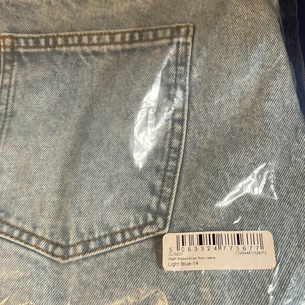 PRETTYLITTLETHING LIGHT BLUE WASH KNEE RIP MOM JEANS US SIZE 10 - Picture 6 of 7